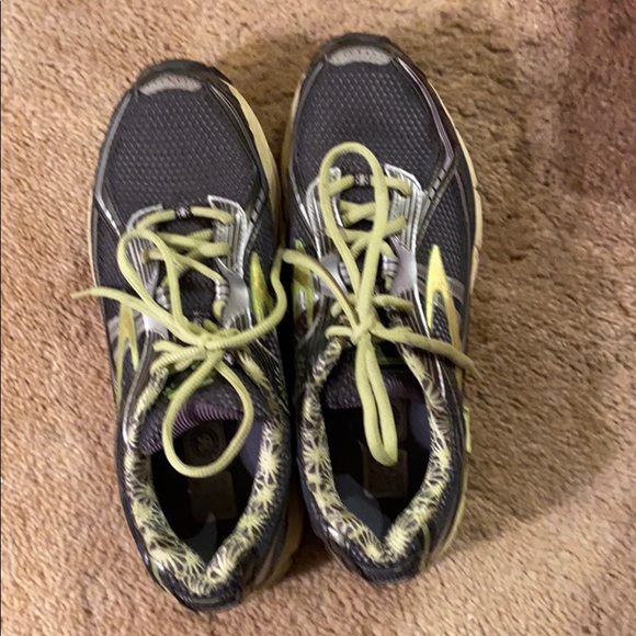 Brooks Shoes - Brooks grey & green Ravenna  sneakers Size 9.5